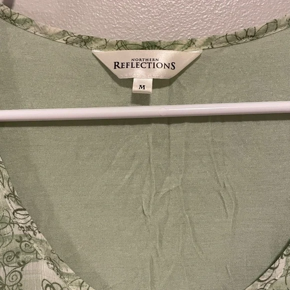 Northern Reflections Green Floral Ruffle Tank Top - Picture 4 of 6